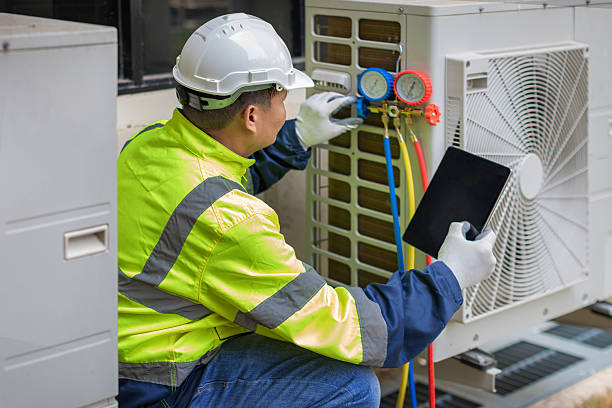 Professional Hvac technician working in Surfside, CA